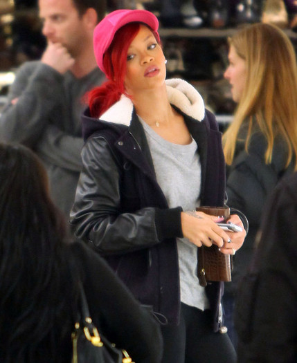 Rihanna+Rihanna+Christmas+Shopping+Beverly+3MqS1QSRXuUl - Rihanna Christmas Shopping In Beverly Hills