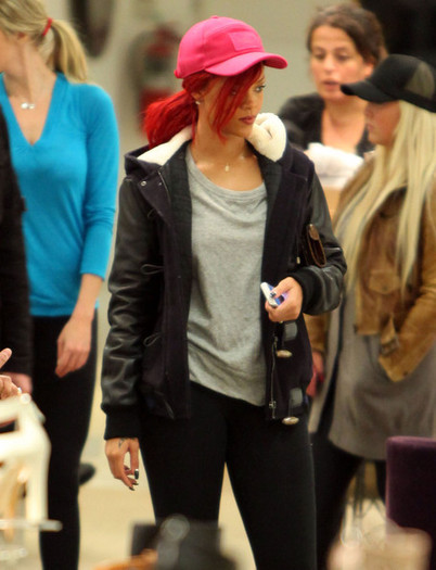 Rihanna+Rihanna+Christmas+Shopping+Beverly+FuWtTR5441Ml - Rihanna Christmas Shopping In Beverly Hills