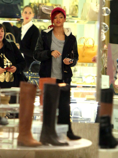Rihanna+Rihanna+Christmas+Shopping+Beverly+G3Gl-dr8nz7l - Rihanna Christmas Shopping In Beverly Hills