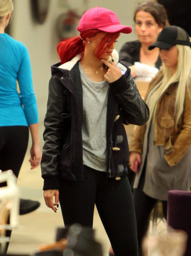 Rihanna+Rihanna+Christmas+Shopping+Beverly+kVoAS60kiuCl - Rihanna Christmas Shopping In Beverly Hills