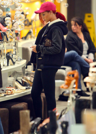 Rihanna+Rihanna+Christmas+Shopping+Beverly+mSDe8LSAKJ1l - Rihanna Christmas Shopping In Beverly Hills