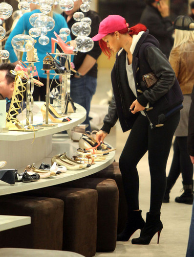 Rihanna+Rihanna+Christmas+Shopping+Beverly+SNDJD-rxuWll - Rihanna Christmas Shopping In Beverly Hills