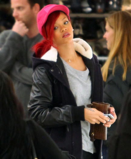 Rihanna+Rihanna+Christmas+Shopping+Beverly+Vlau6NtDhGTl - Rihanna Christmas Shopping In Beverly Hills