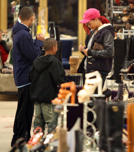 Rihanna+Rihanna+Christmas+Shopping+Beverly+x4uVZNrUfdJl - Rihanna Christmas Shopping In Beverly Hills
