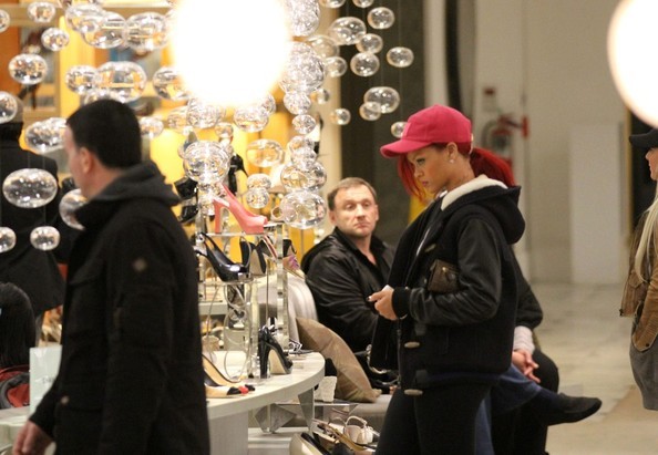 Rihanna+Rihanna+Shops+Barneys+4qg3JsIAtwEl - Rihanna Shops at Barneys