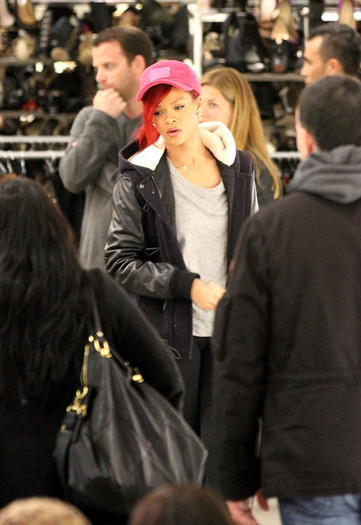 Rihanna+Rihanna+Shops+Barneys+5siPmokZlN3l - Rihanna Shops at Barneys