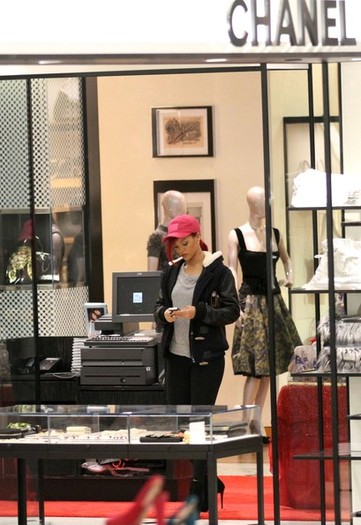 Rihanna+Rihanna+Shops+Barneys+hDBB54Xv3QLl - Rihanna Shops at Barneys