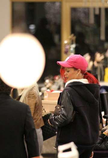 Rihanna+Rihanna+Shops+Barneys+HubjPXA0GKMl - Rihanna Shops at Barneys