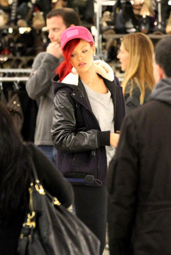 Rihanna+Rihanna+Shops+Barneys+S5s6HRyuVaCl - Rihanna Shops at Barneys