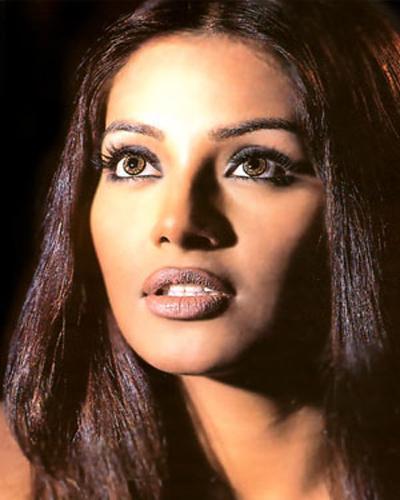 Bipasha_Basu_1238461372_0