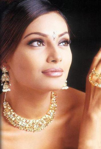 Bipasha_Basu_1238461443_2