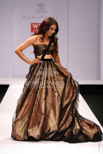 Bipasha_Basu_1253593337_1