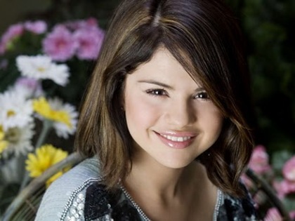 Selena Gomez wears a pretty t-shirt at flower house (1) - Selena Gomez