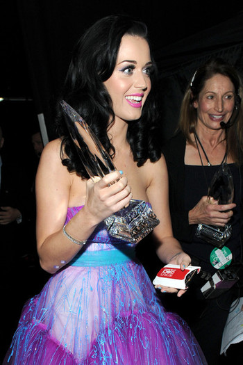 Katy+Perry+2011+People+Choice+Awards+Backstage+6vSBa9yDPdcl - 2011 People s Choice Awards - Backstage And Audience