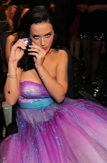 Katy+Perry+2011+People+Choice+Awards+Backstage+NyxVZdyB-Udl - 2011 People s Choice Awards - Backstage And Audience