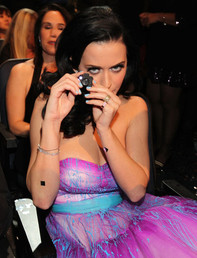 Katy+Perry+2011+People+Choice+Awards+Backstage+UKSd56mWRtml - 2011 People s Choice Awards - Backstage And Audience