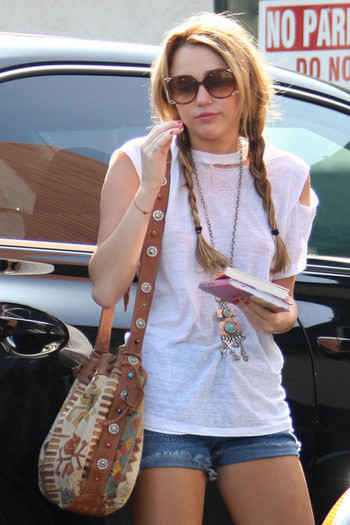 Miley+Cyrus+Miley+Cyrus+Visits+Paty+Restaurant+OzkaJhsJI8Gl