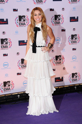 Miley+Cyrus+MTV+Europe+Music+Awards+2010+Arrivals+hzUw-bCBtlbl