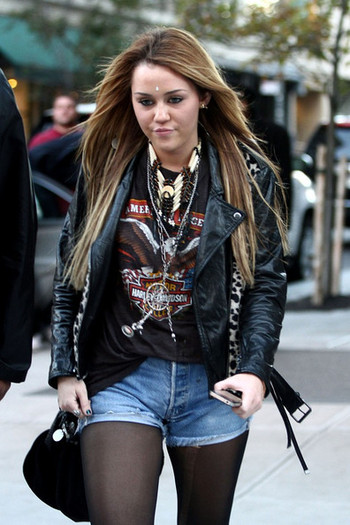 Miley+Cyrus+Miley+Cyrus+Leaves+Hotel+ANu7GPaEUFXl