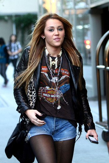Miley+Cyrus+Miley+Cyrus+Leaves+Hotel+TXYjVv4ld2Ml