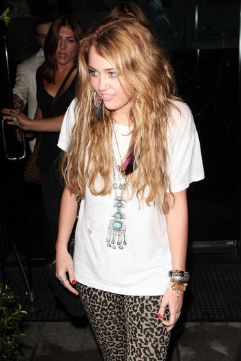 Miley+Cyrus+Miley+Cyrus+Leaves+Mr+Chow+Q9jBCLwx0qel