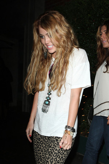 Miley+Cyrus+Miley+Cyrus+Leaves+Mr+Chow+YSgyQ262ghBl