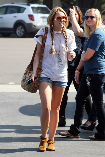 Miley+Cyrus+Miley+Cyrus+Leaves+Paty+Restaurant+5ZD_Tna2_pLl