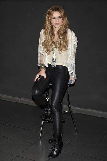 Miley+Cyrus+Miley+Cyrus+Meeting+Fans+Madrid+DmLjLlWYBrIl