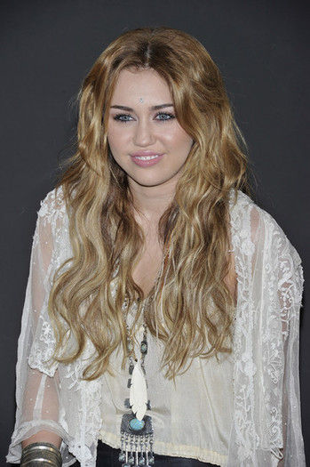 Miley+Cyrus+Miley+Cyrus+Meeting+Fans+Madrid+LUivDzxrcG2l