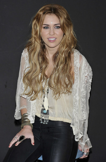 Miley+Cyrus+Miley+Cyrus+Meeting+Fans+Madrid+Y9Qbq2fatH0l