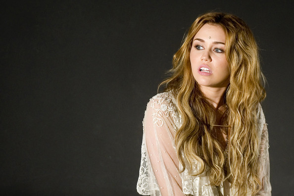 Miley+Cyrus+Miley+Cyrus+Meets+Fans+Ideal+Cinema+tAOrnjv4Z43l