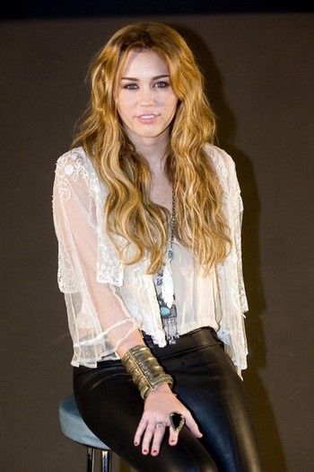 Miley+Cyrus+Miley+Cyrus+Meets+Fans+Ideal+Cinema+ZupCMREXaDfl