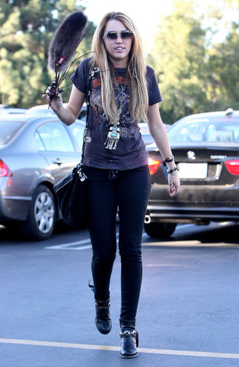 Miley+Cyrus+Miley+Cyrus+Out+Samy+Camera+West+19UWjF_2kOJl