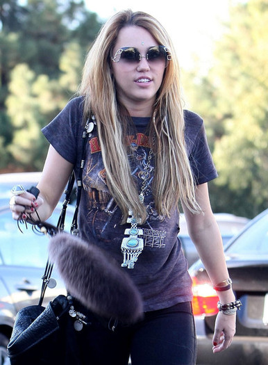 Miley+Cyrus+Miley+Cyrus+Out+Samy+Camera+West+jjBEHhIoR9Bl