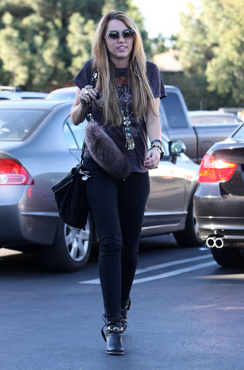 Miley+Cyrus+Miley+Cyrus+Out+Samy+Camera+West+K-VpXPiAZ54l