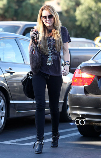 Miley+Cyrus+Miley+Cyrus+Out+Samy+Camera+West+m_k1UkRtQc9l