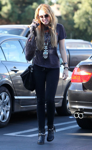 Miley+Cyrus+Miley+Cyrus+Out+Samy+Camera+West+pCoCU3YiAe4l