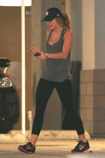Miley+Cyrus+Miley+Cyrus+Trainer+Heading+Gym+m3F1HcIe5e-l