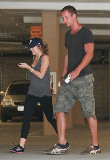 Miley+Cyrus+Miley+Cyrus+Trainer+Heading+Gym+zeAgEs_n_vkl
