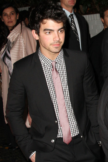 Joe+Jonas+attends+pre+Golden+Globe+party+Chateau+9G49r4RFm-ql - Joe Jonas at Chateau Marmont in West Hollywood