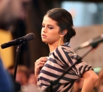 selena (81)