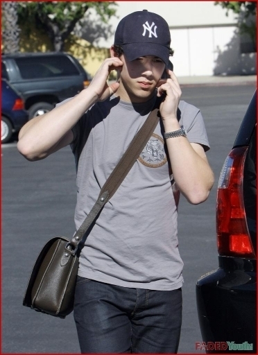 nick2011-nick-jonas-18709151-372-512