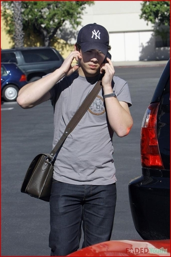 Out-in-Sherman-Oaks-01-22-nick-jonas-18685069-683-1024