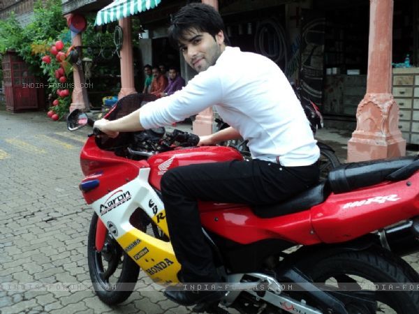 99313-kinshuk-shooting-for-tv-show-chand-chupa-badal-mein