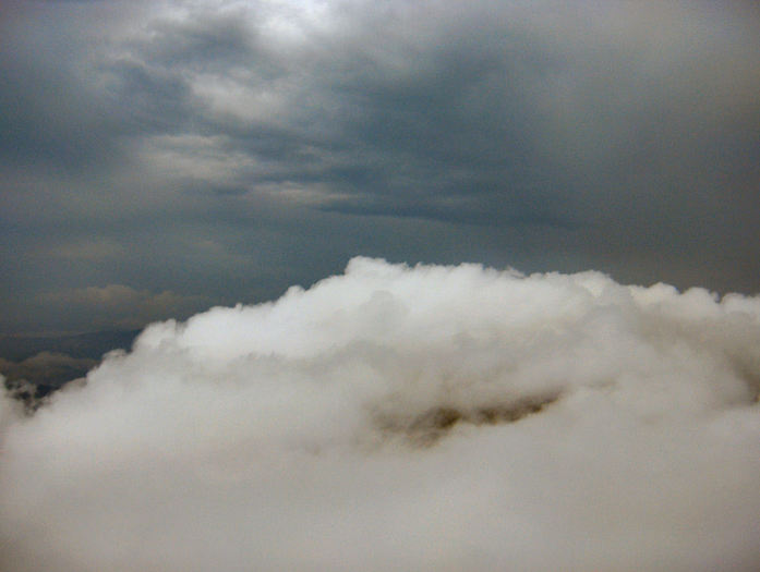 Platoul invelit complet de nori