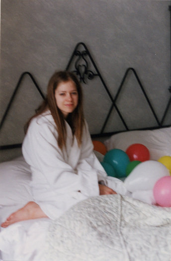 01 - Avril - Lavigne - 18 - th -  Birthday - At -  the -  Hotel -  27 -  09 -  02