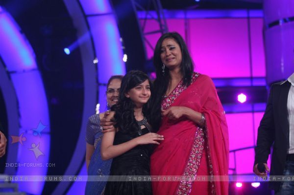 115665-shweta-with-her-daughter-in-finale-of-bigg-boss-4