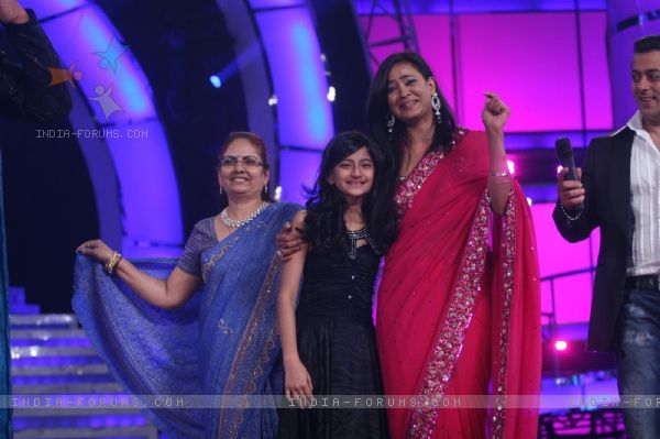 115666-shweta-with-her-daughter-and-mother-in-finale-of-bigg-boss-4