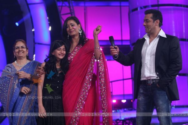 115667-shweta-with-her-daughter-and-mother-in-finale-of-bigg-boss-4