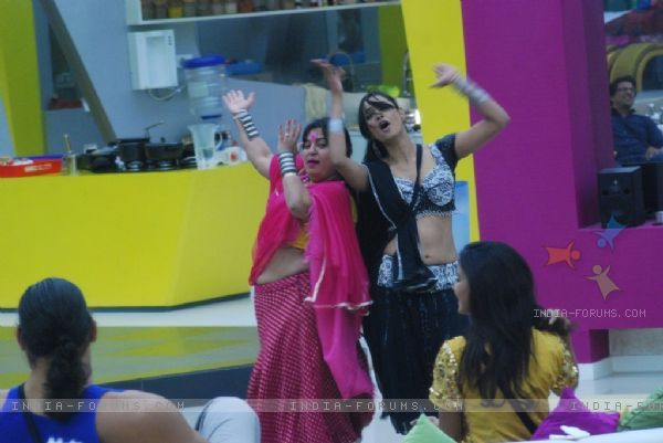 112908-bigg-boss-4-contestants-performing-for-farah-khan-in-the-house